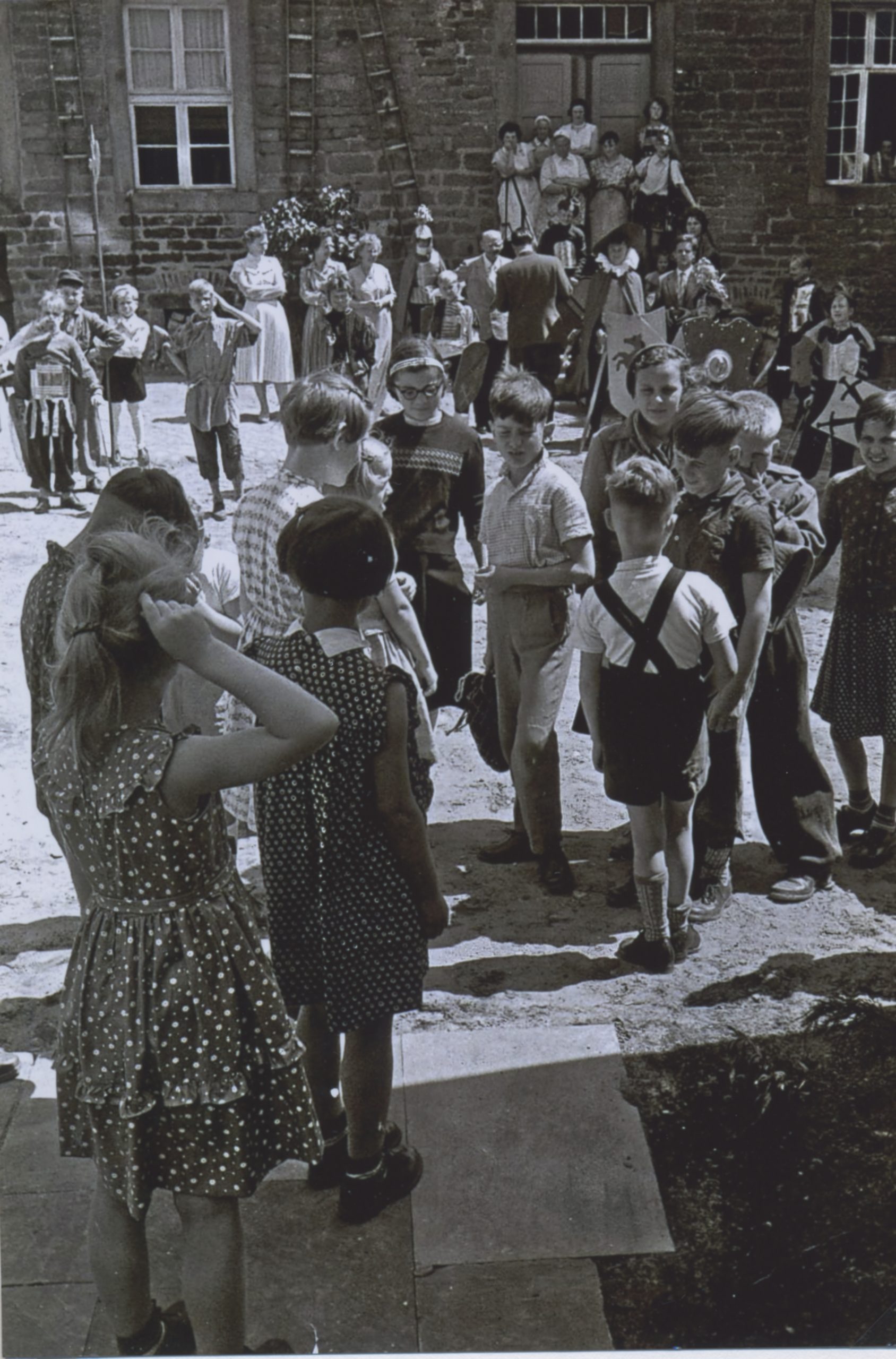 Führung durch die Ausstellung „Heimschule Burg Neuhaus – Erziehung durch Bildung“