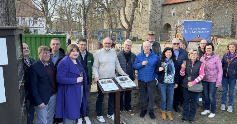 Neues Geschichtsbuch an der Burg Neuhaus feierlich eingeweiht