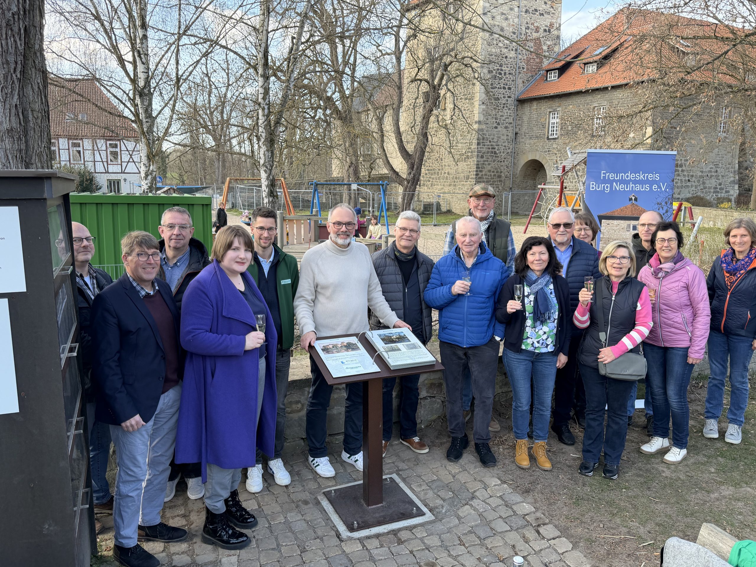 Neues Geschichtsbuch an der Burg Neuhaus feierlich eingeweiht